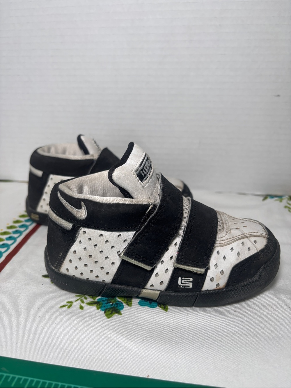 Vintage Nike LeBron James Zoom 20 Kids Black & White Velcro Mid-Top Sneakers